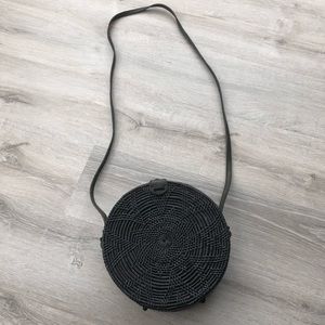 Round rattan cross-body bag in black